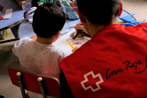 El personal de Cruz Roja trabaja con la infancia en los hospitales Foto: PULL