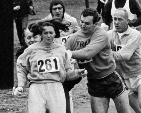 Kathrine Switzer corriendo el maratón de Boston en 1967. Foto: PULL