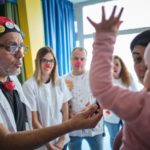 Asociación Niños con Cáncer Pequeño Valiente participando en actividades en la planta de oncología Foto: PULL