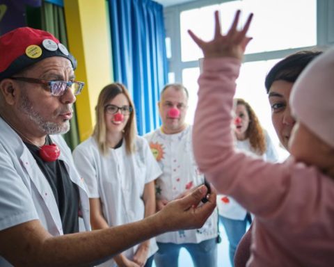 Asociación Niños con Cáncer Pequeño Valiente participando en actividades en la planta de oncología Foto: PULL