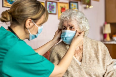 La crisis sanitaria ha reforzado las desigualdades en las tareas de cuidado. Foto: Shutterstock.