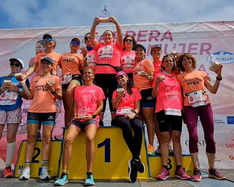 Las mujeres premiadas posan en el pódium de la Carrera de la Mujer 2023 realizada en Gran Canaria