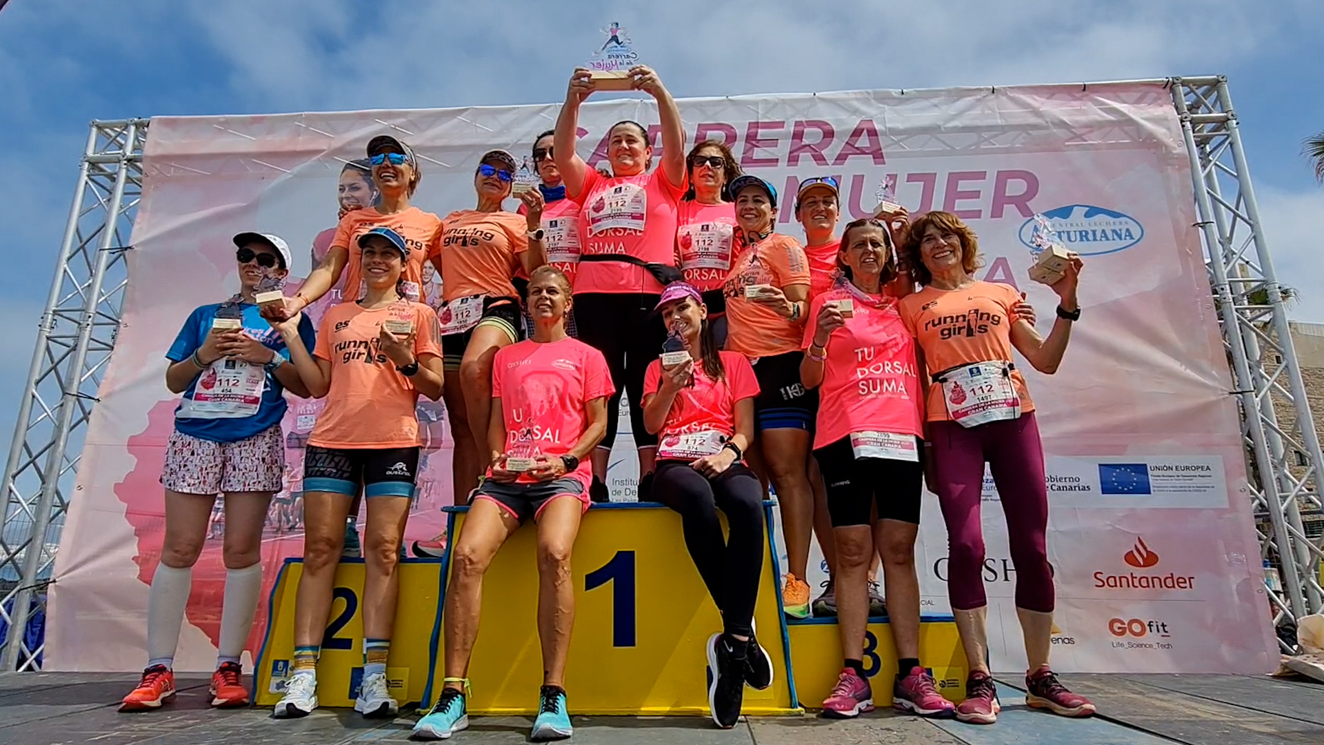 Las mujeres premiadas posan en el pódium de la Carrera de la Mujer 2023 realizada en Gran Canaria