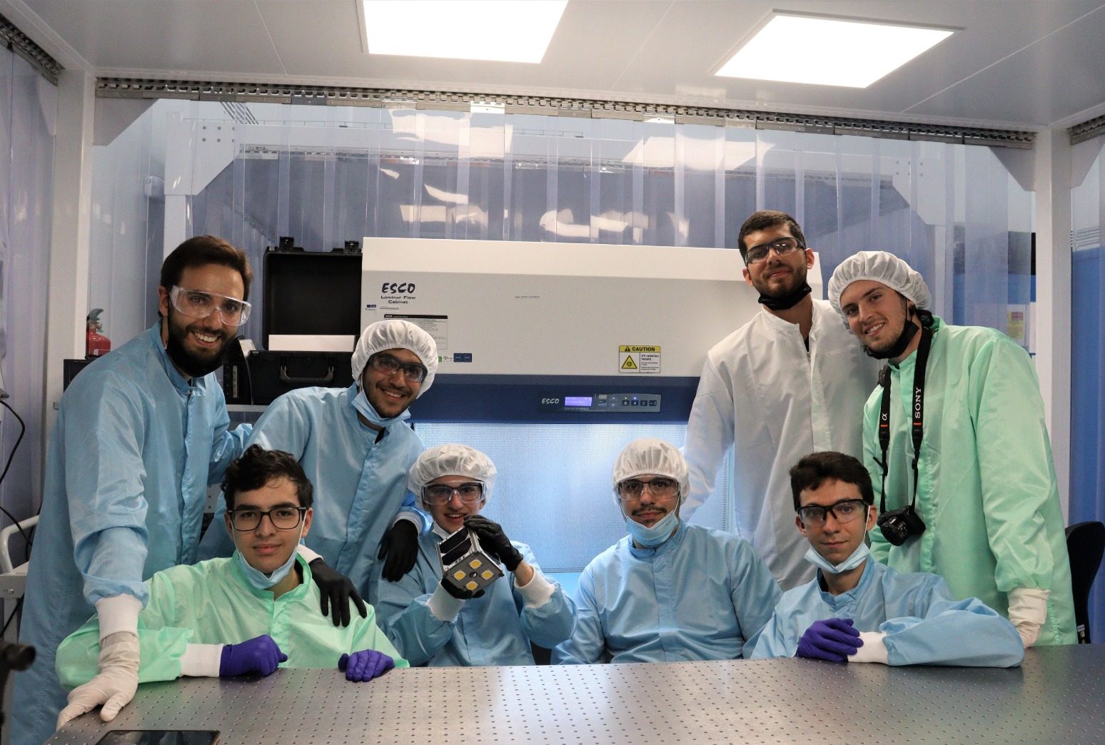 El equipo trabajó en las instalaciones del IACTEC para montar el satélite. Foto: T. López