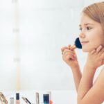 Menor utilizando productos cosméticos. Foto: PULL