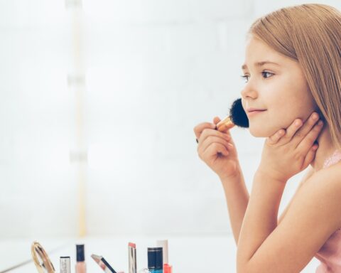 Menor utilizando productos cosméticos. Foto: PULL