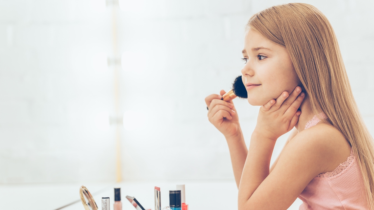 Menor utilizando productos cosméticos. Foto: PULL
