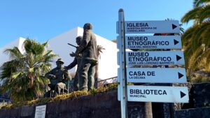 cartel y escultura décima en Tijarafe