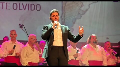 Ricardo Alonso cantando con Los Sabandeños