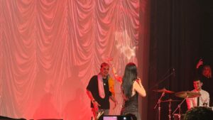 La Bandera de Canarias presente en el escenario de Juicy BAE