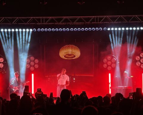 El cantante colombiano recibió dos discos de platino por "CHUOS" y "CupidoxX". Foto: D. S. M