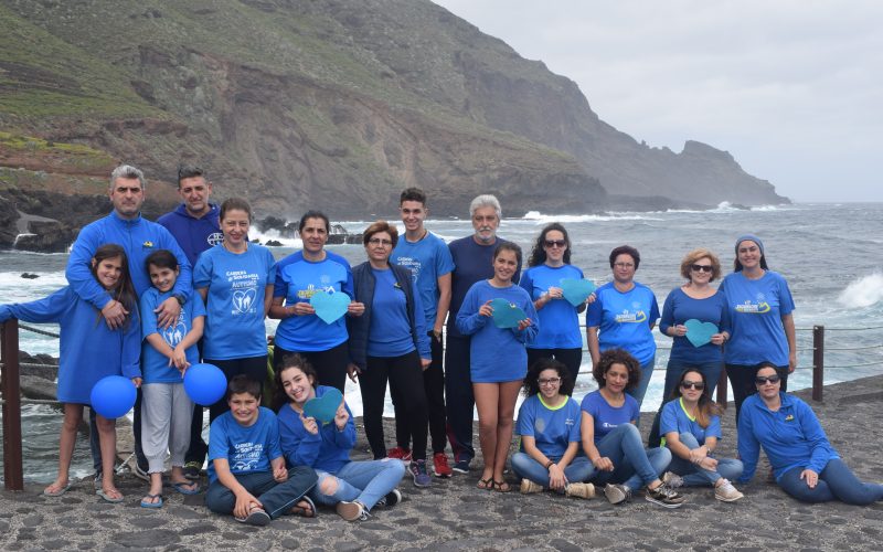 Personas en apoyo al Día Mundial de COncienciación del Autismo