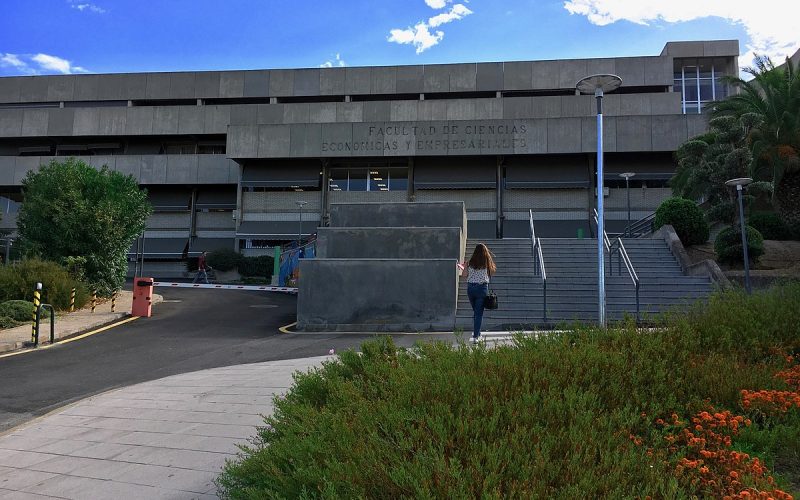 1200px-Facultad_de_Ciencias_Económicas_y_Empresariales_UGR