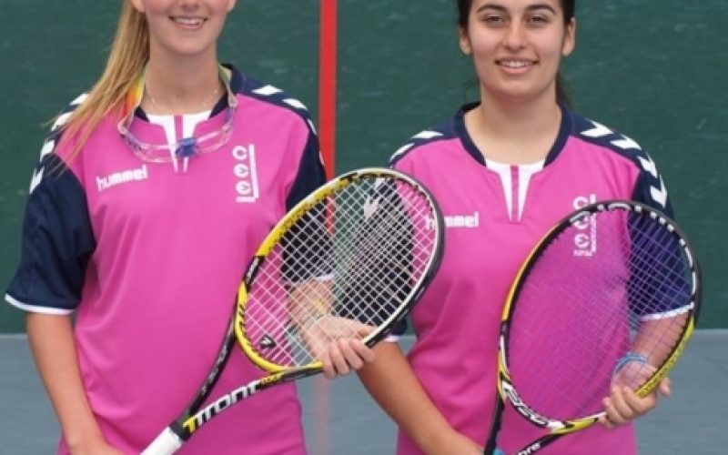 Miriam Hernández, tercera de España Absoluto de frontenis. Junto a su  compañera.