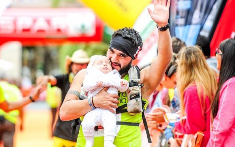 Pablo Federico Gaudio llegando a meta con su sobrina Martina