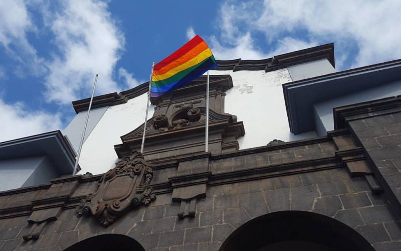 La bandera LGBT izada en la fachada del Edificio Central.