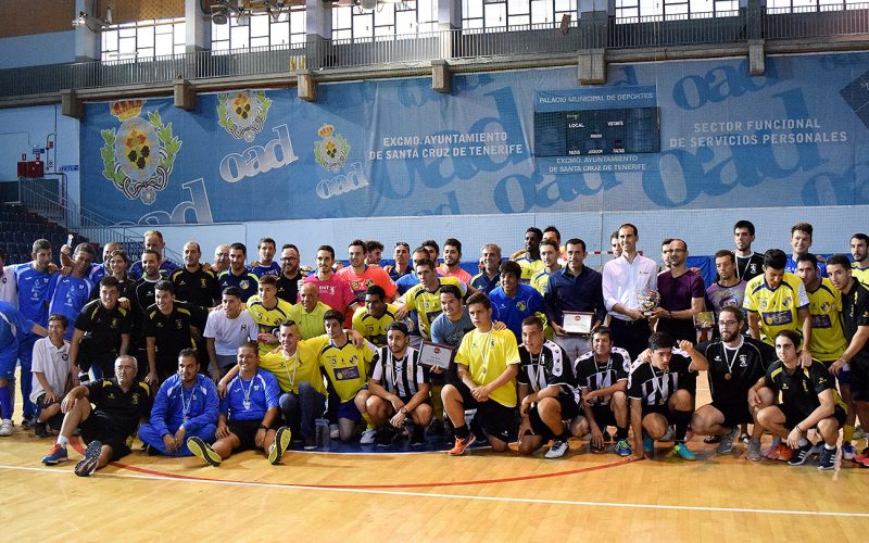 Foto grupal de los participantes del I Trofeo Ciudad de Santa Cruz de fútbol sala.