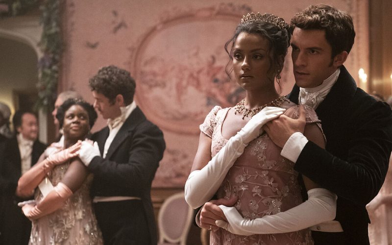 Kate (Simone Ashely) y Anthony (Jonathan Bailey) hablando durante un baile. Foto: PULL