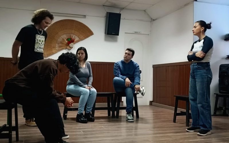 La agrupación de teatro de la ULL ensayando 'Una inspectora llama'