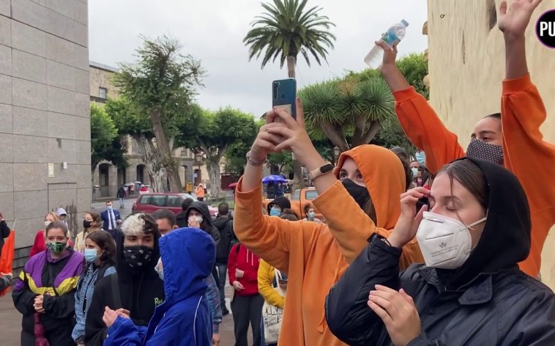 «Libertad a nuestros compañeros»