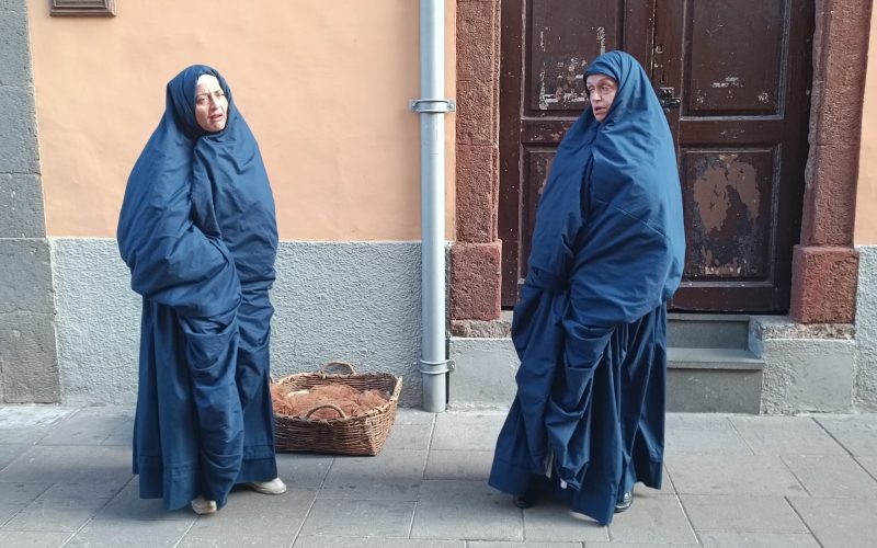 Las actrices Alicia Rodríguez y Lioba Herrera lanzando un conjuro