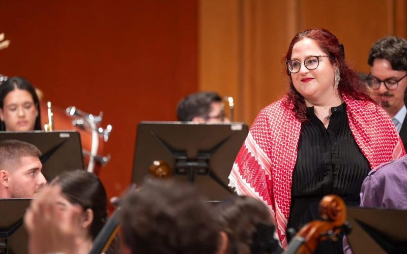 Esther Suárez Suárez dirigiendo un concierto