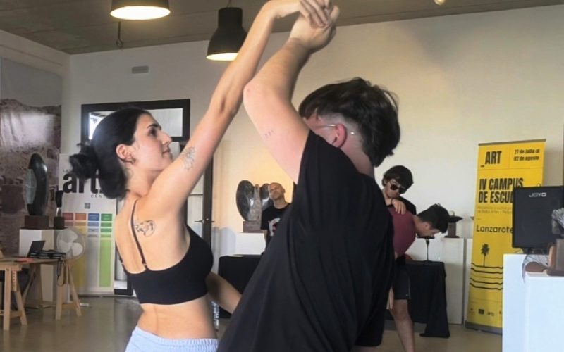 Estudiantes de Bellas Artes Bailando.