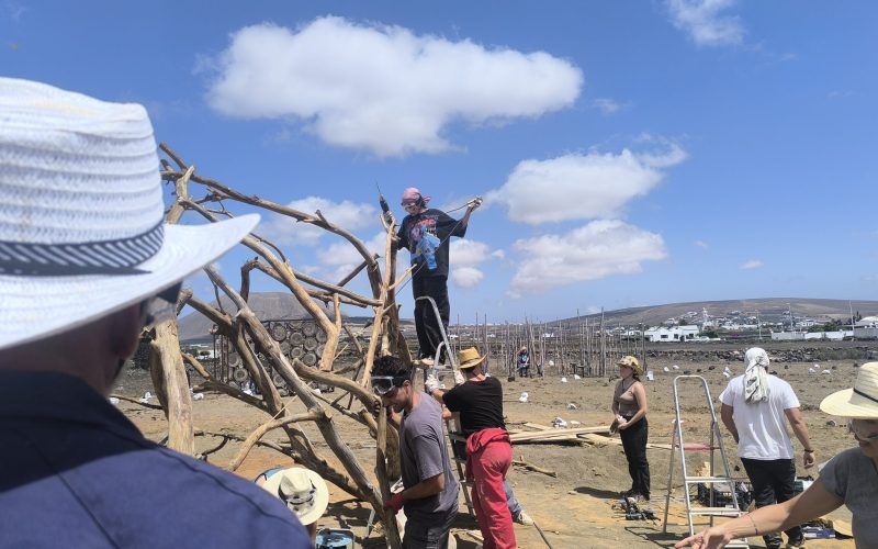 Alumnado de Bellas Artes trabajando en la escultura del IV Campus de Escultura de Lanzarote
