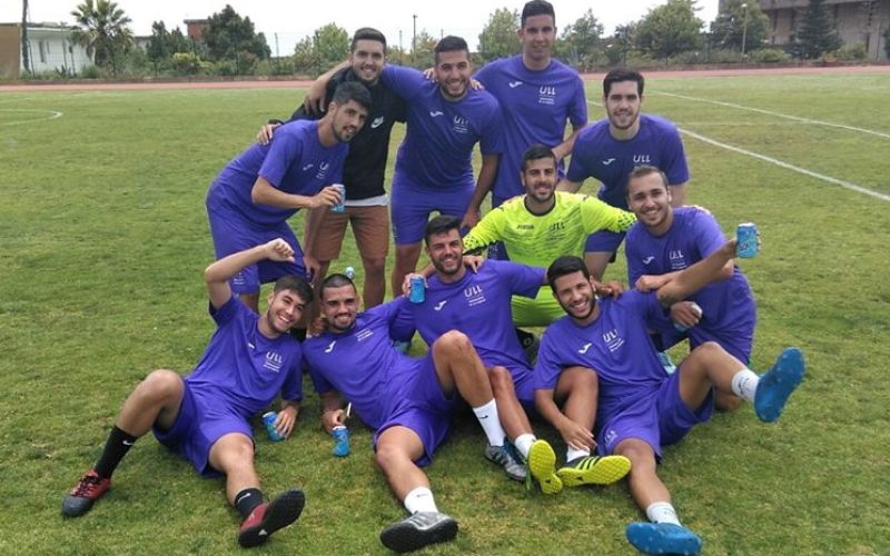 El equipo de fútbol 7 de la ULL celebrando el título de campeones universitarios de canarias
