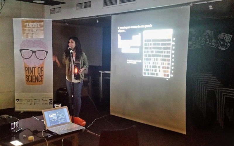 Nayra Rodríguez Eugenio exponiendo en el 'Pint of science' de Tenerife.