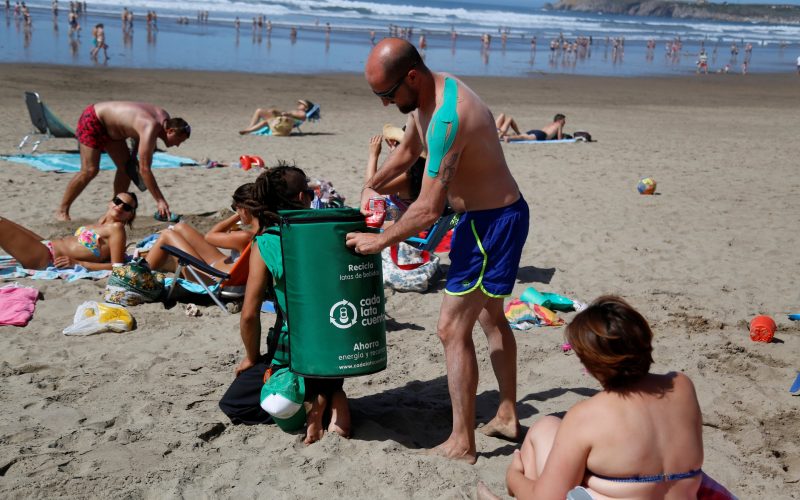 Las Teresitas acoge una campaña de sensibilización sobre reciclaje