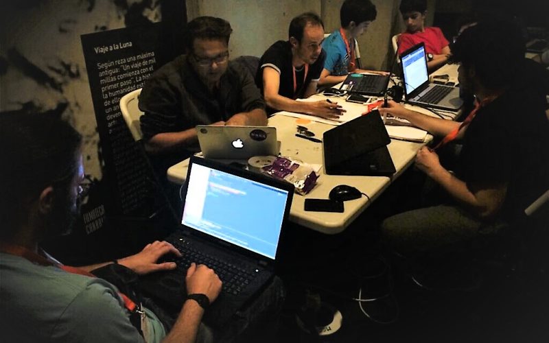 El equipo RIOF trabajando en su proyecto para el "NASA Space Apps Challenge".