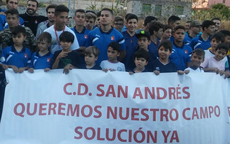 Jugadores del CD san Andrés pancarta
