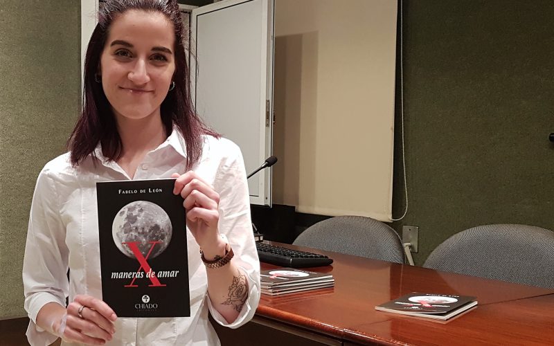 Eva Fabelo con su poemario 'X Maneras de Amar'