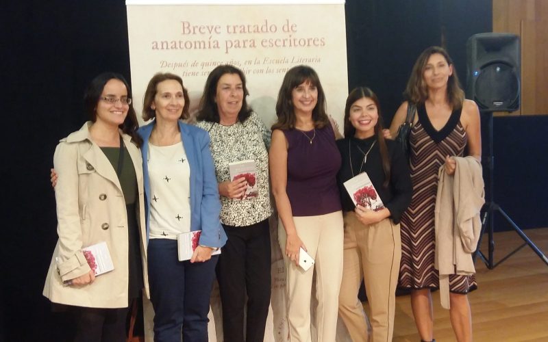 Antonia Molinero con algunas de sus alumnas
