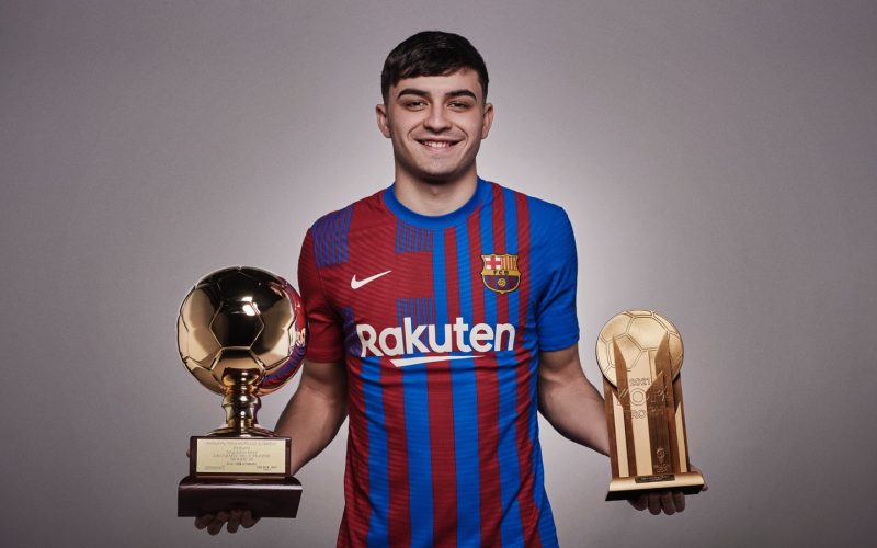 Pedri con sus dos trofeos