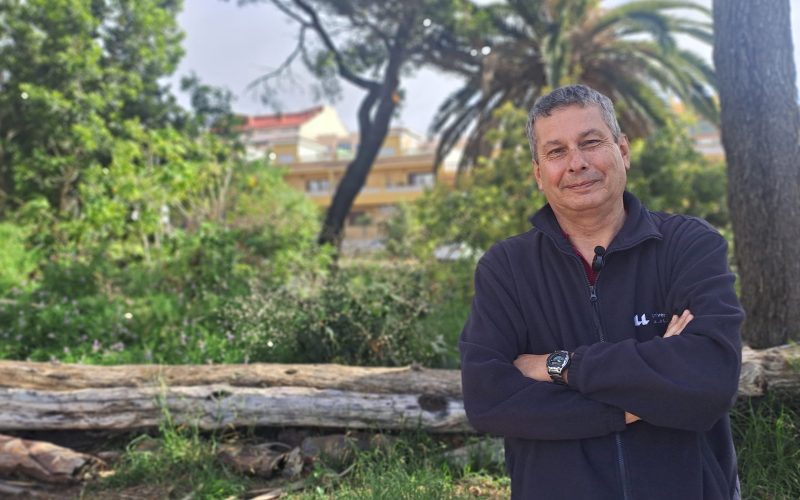 Francisco Oramas en el Jardín Canario del Edificio Central
