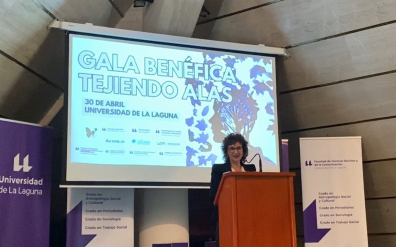Dolores Serrano, secretaria de AFATE en la gala benéfica 'Tejiendo Alas'