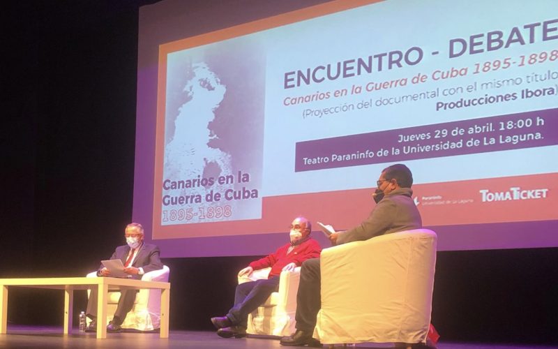 La mesa redonda estuvo compuesta por Pedro Bonoso, profesor de Historia Contemporánea; José Fernando Díaz Medina, guionista del documental; Manuel Hernández, miembro de de la Academia de Historia de Canarias; y Jesús Castillo, ex Coronel de infantería. Foto: Lorena Urbín
