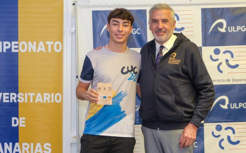 Julen Cabrera con el trofeo en el Campeonato Universitario