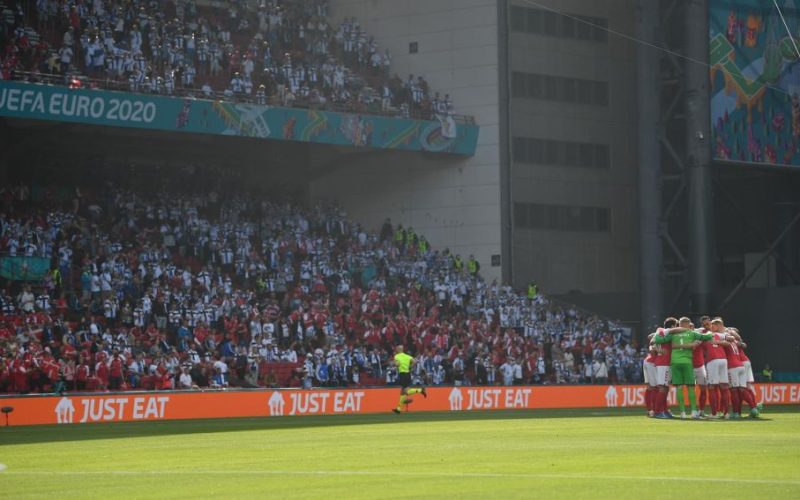 La los jugadores de Dinamarca se unen todos antes de reanudar el partido