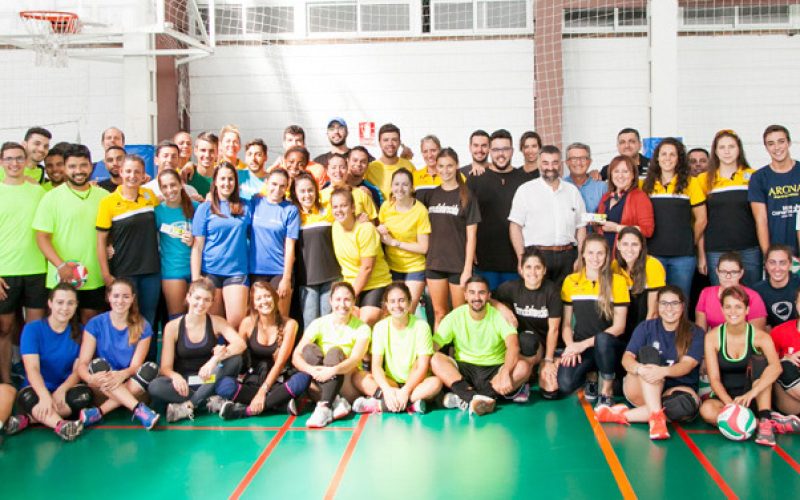El equipo de voleibol femenino Aguere Tenerife dona a la ULL 150 abonos
