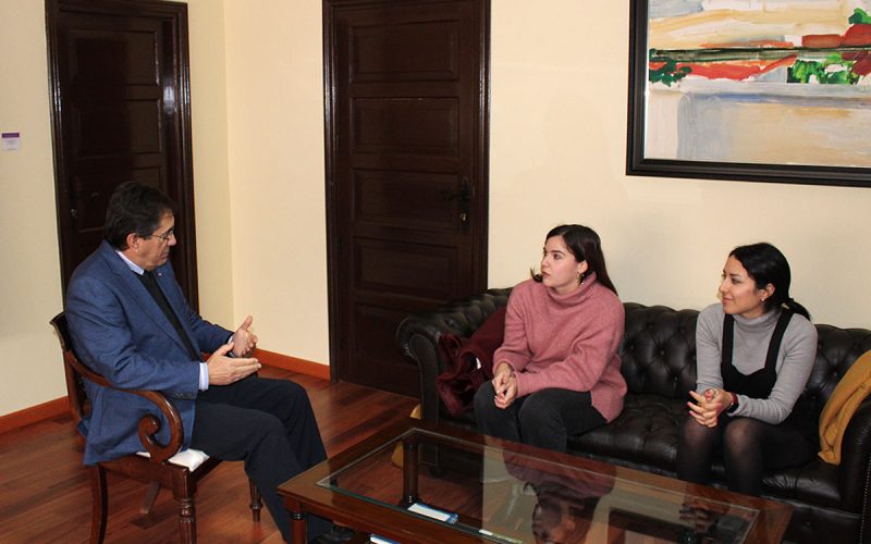 El rector recibe a dos alumnas de Diseño galardonadas con premios nacionales