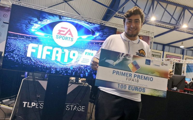 Andyelmessy con su cheque de campeón de la TLP