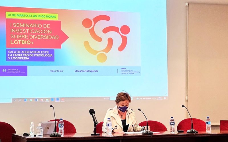 Rosa Aguilar firma el documento de adhesión de la Universidad de La Laguna a la Red de Universidades por la Diversidad.
