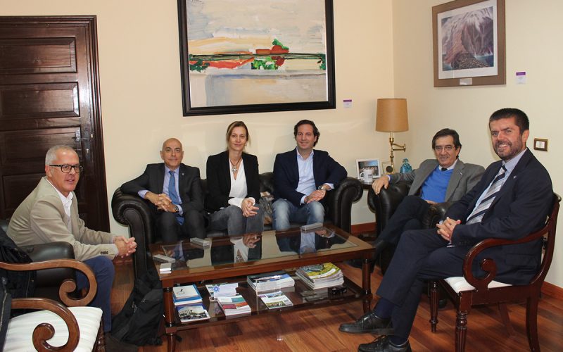 A la reunión asistieron, por parte de la institución Francisco García, vicerrector de Relaciones con la Sociedad y, por parte de la empresa, Florian Weins, consejero delegado; Claudia Elejabeitia, responsable de Recursos Humanos y Luis Durango Pérez, responsable de Comunicación y Relaciones Externas.