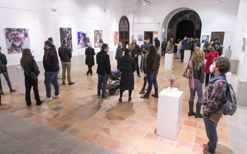 La Capilla exhibe las obras de los premios de pintura y escultura de la ULL