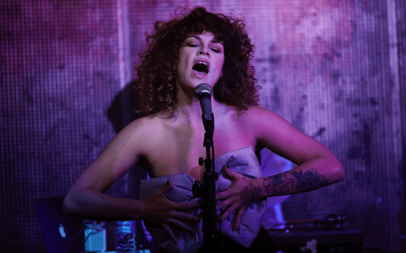 La cantante Mel Ömana