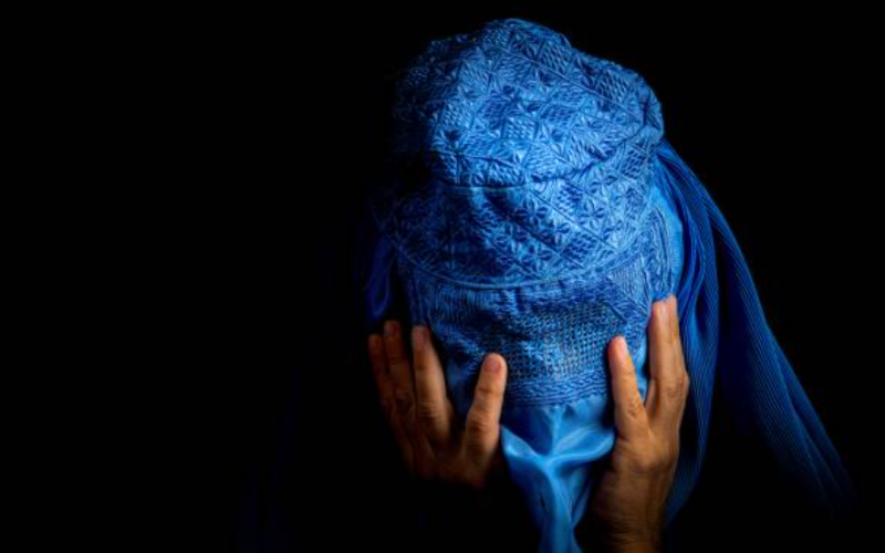 Mujer afgana con el rostro tapado
