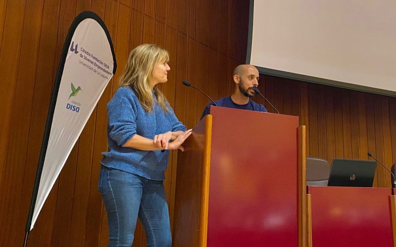 Carlos Jonay Suárez e Inés Ruiz en 'Trabajo en remoto'